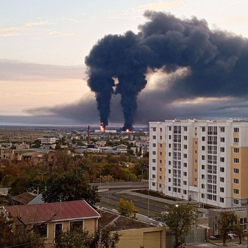 Plusieurs réservoirs de carburant sont toujours en feu au dépôt pétrolier de Feodosiya