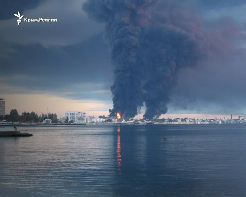Oil depot in Feodosiya is burning for the 4th day