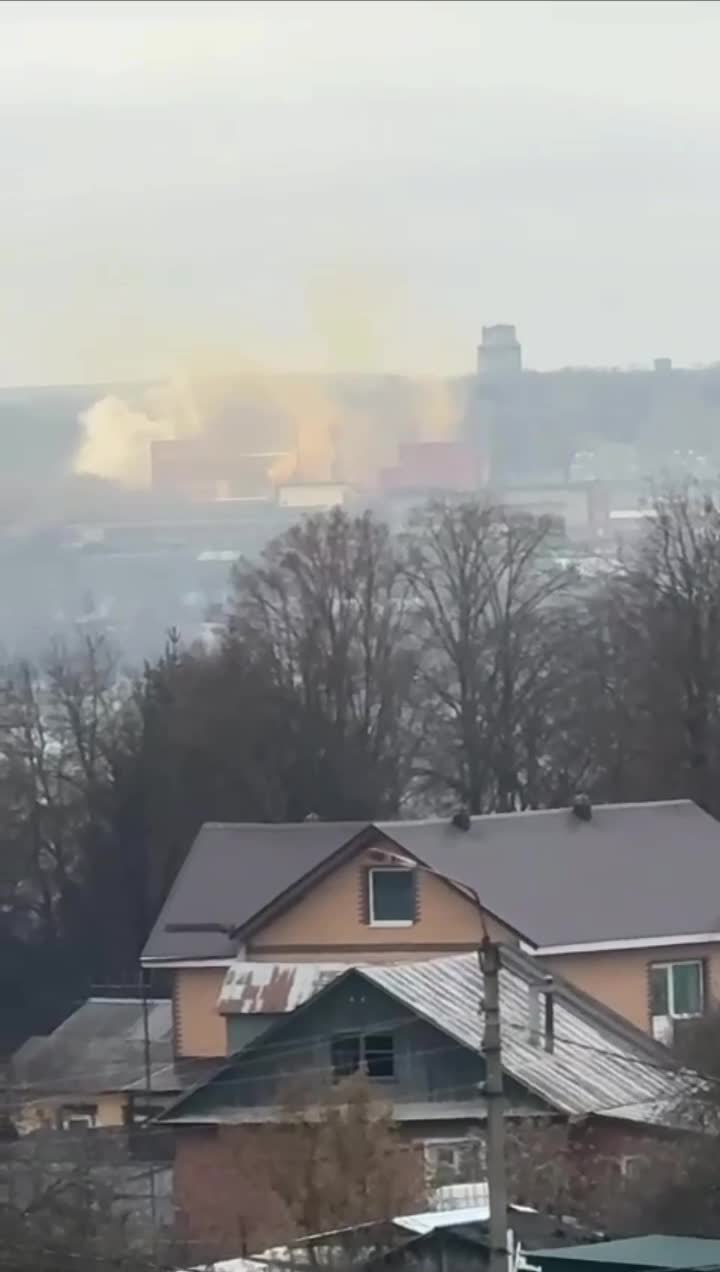 Повідомляється про вторинні вибухи на хімічному заводі в Алексіні Тульської області. Хмара оранжевого диму піднімається над заводом