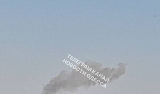 В Одессе поднимается дым после удара баллистической ракеты