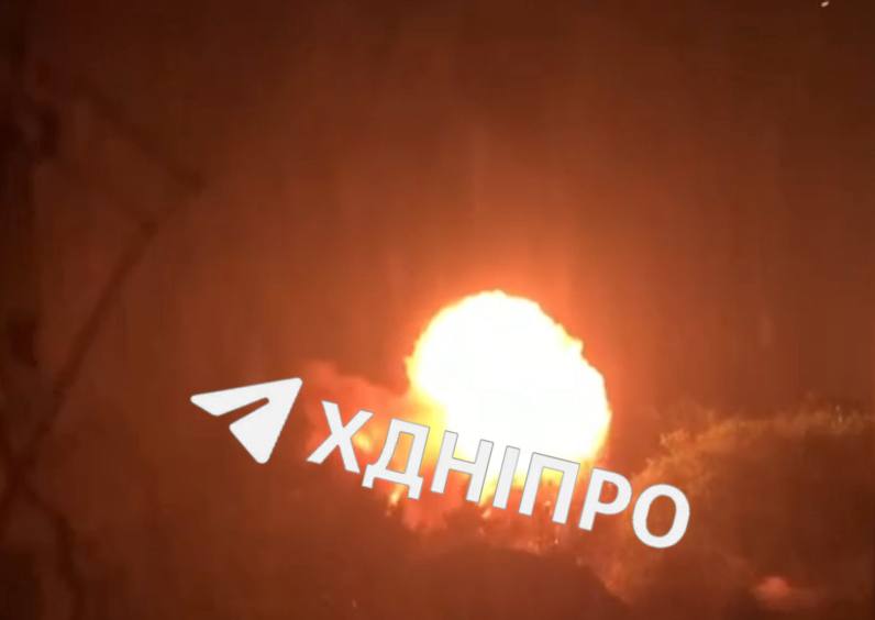 В Днепре после удара беспилотника произошел крупный пожар