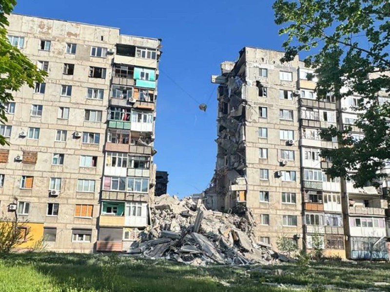 Два человека погибли, один ранен в результате удара российской авиации с применением планирующей авиабомбы КАБ-250 по Мирнограду Донецкой области