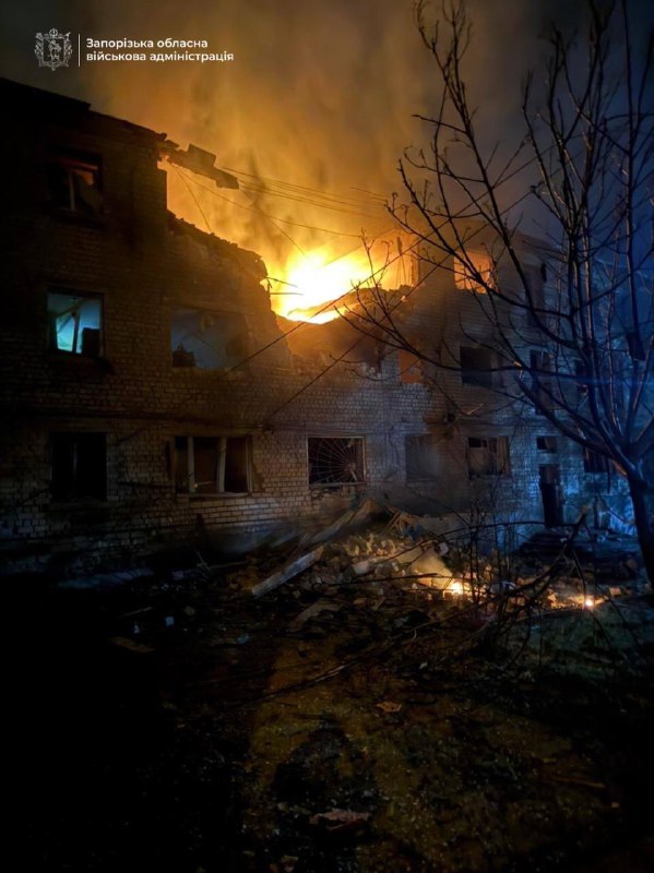 В Запорожье зафиксировано не менее 10 ударов беспилотников, по меньшей мере 1 человек ранен, по всему городу бушуют пожары