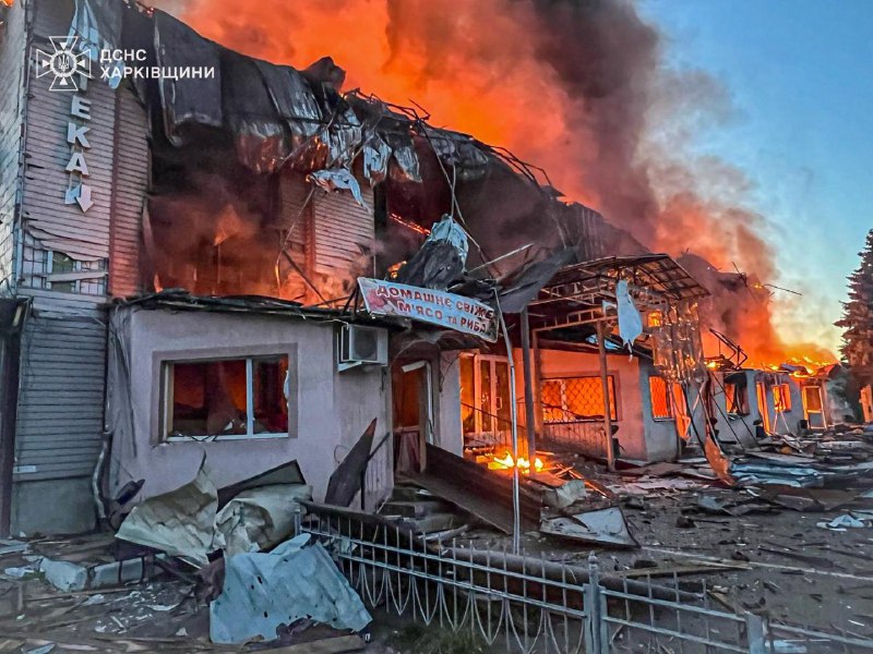 В результате обстрела в поселке Великий Бурлик Харьковской области произошел сильный пожар. Пострадали 2 человека