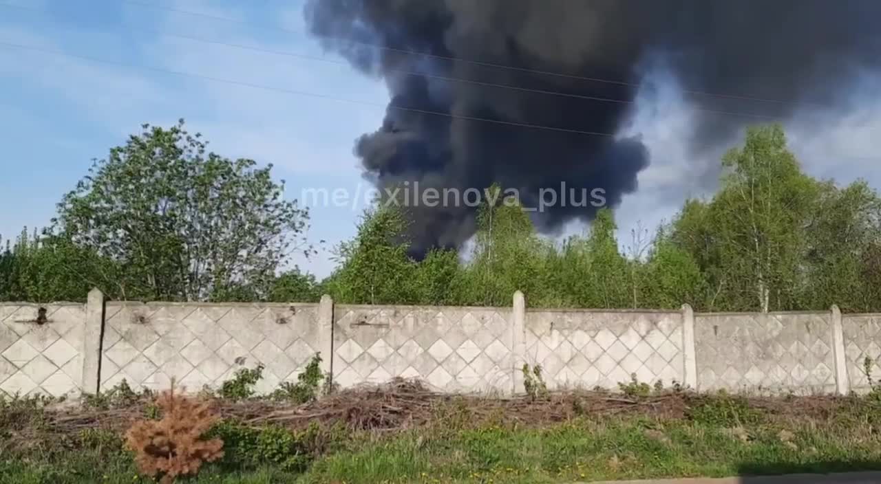 Завод Стрила горит в поселке Суземка Брянской области России после предполагаемой атаки беспилотника