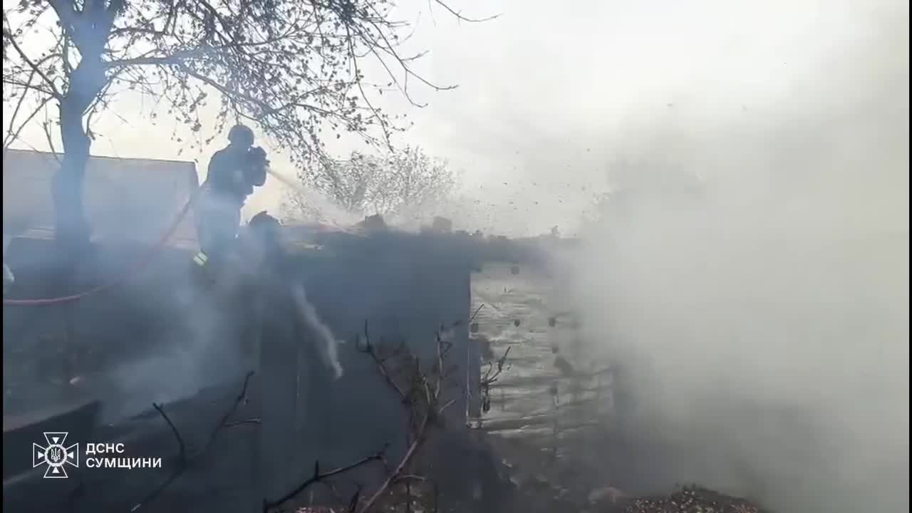 В результате обстрела кассетными боеприпасами в Николаевском поселке Сумской области погиб 1 человек, двое ранены