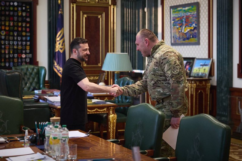 Zelensky: Hoy recibí un informe del jefe del Servicio de Seguridad de Ucrania, Vasyl Malyuk, sobre nuestra operación. Un resultado absolutamente brillante. El resultado independiente de Ucrania. Un año, seis meses y nueve días desde el inicio de la planificación hasta su implementación efectiva. Nuestra operación es la de mayor alcance. El personal que la preparó se retiró del territorio ruso a tiempo. Agradecí al general Malyuk por este éxito de Ucrania.