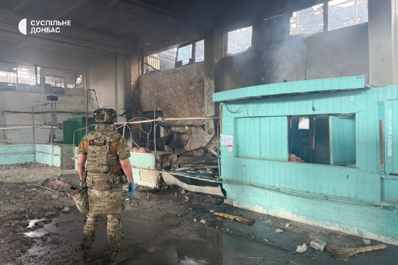 Une personne blessée à la suite d'un bombardement russe à Kostiatnynivka, dans la région de Donetsk