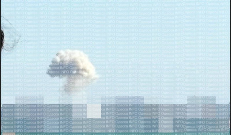 Nach dem Angriff einer ballistischen Rakete vom Typ Iskander-M steigt Rauch über Odessa auf