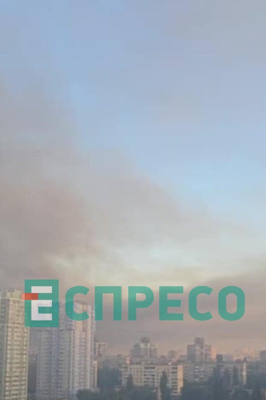 Густой дым над Киевом после нескольких ударов беспилотников
