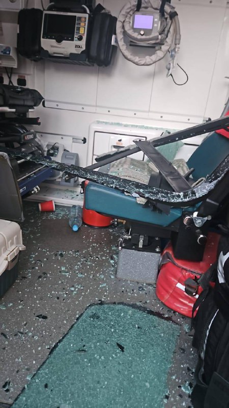 5 машин скорой помощи получили повреждения во время реагирования на ночное нападение в Киеве