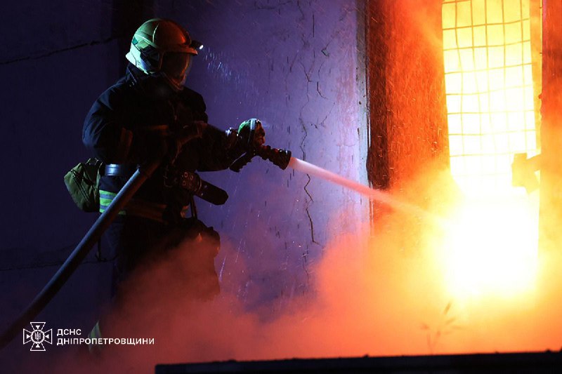 Président Zelensky : Les services de secours travaillent sur les conséquences de l'attaque russe de la nuit dernière. Les régions de Vinnitsa, Dnipro, Kharkiv et Odessa ont été les principales cibles des frappes. Les infrastructures électriques étaient notamment visées. L'alimentation électrique devrait être rétablie à Kryvyï Rih dans la journée. Quinze personnes ont été blessées, dont un enfant.