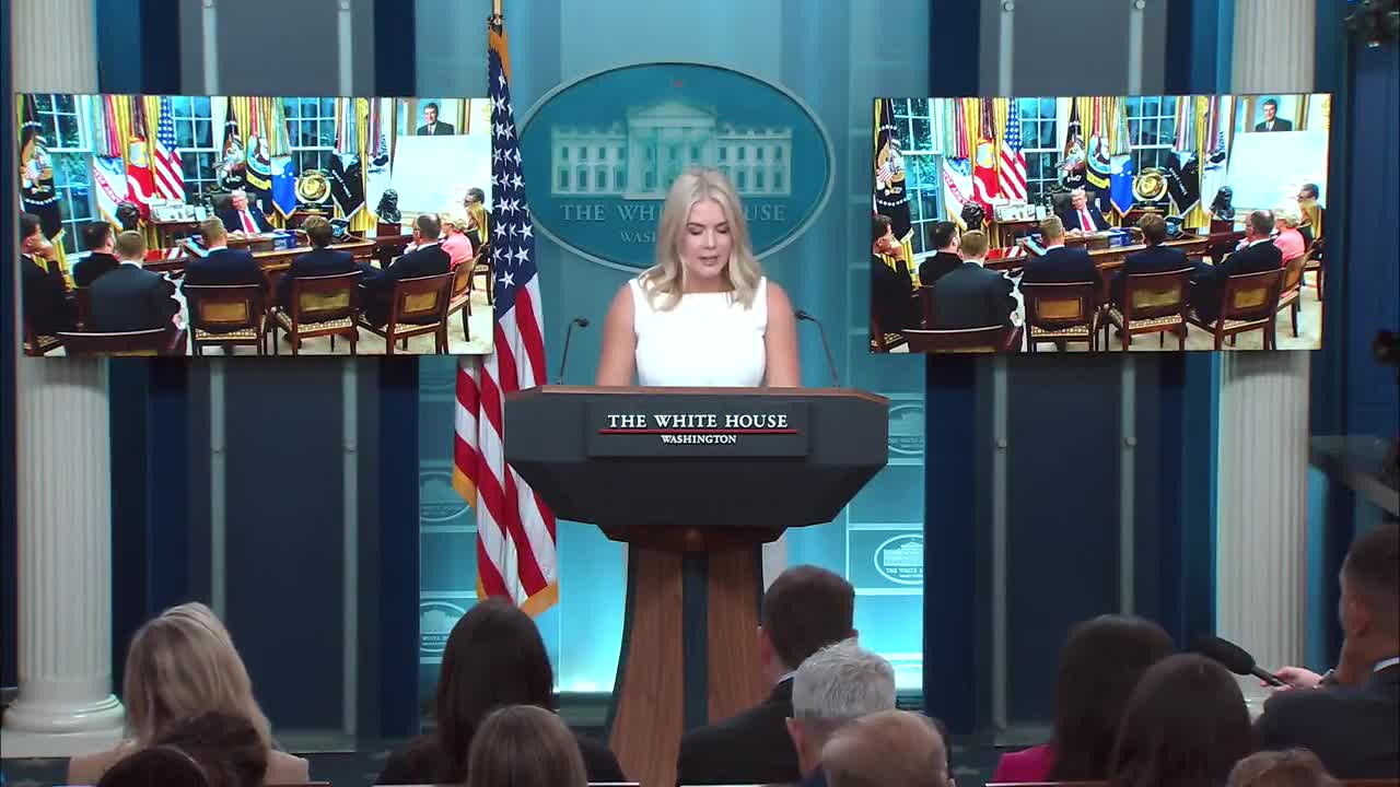 .@PressSec: После вчерашних обнадеживающих переговоров @POTUS переговорил с президентом Путиным по телефону, и тот согласился начать следующий этап мирного процесса — встречу президента Путина и президента Зеленского, за которой, при необходимости, последует трёхсторонняя встреча.