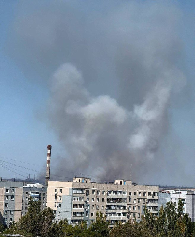 Под Мариуполем поднимается большой столб дыма