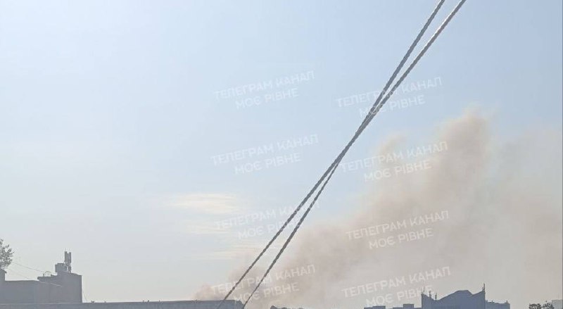 В Ровно из-за взрыва поднимается дым