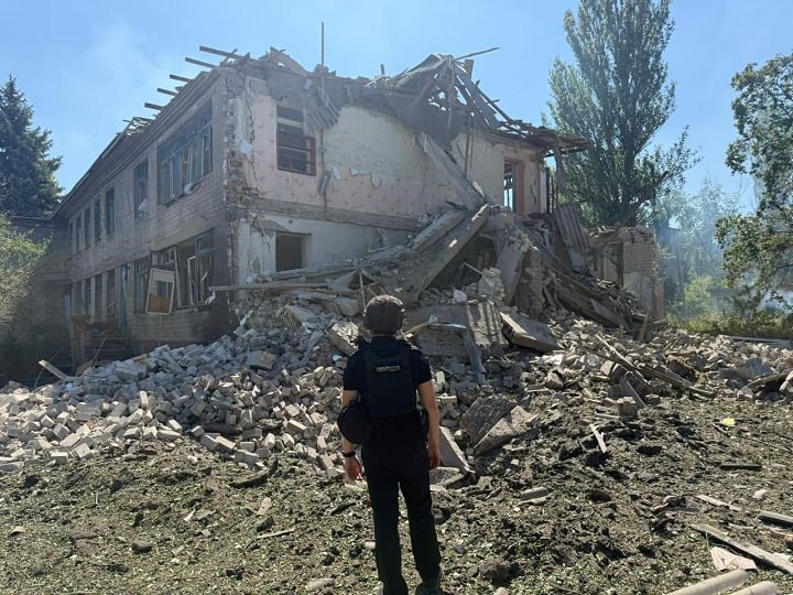 Российская авиация сбросила 11 бомб на Константиновку. 1 человек ранен.