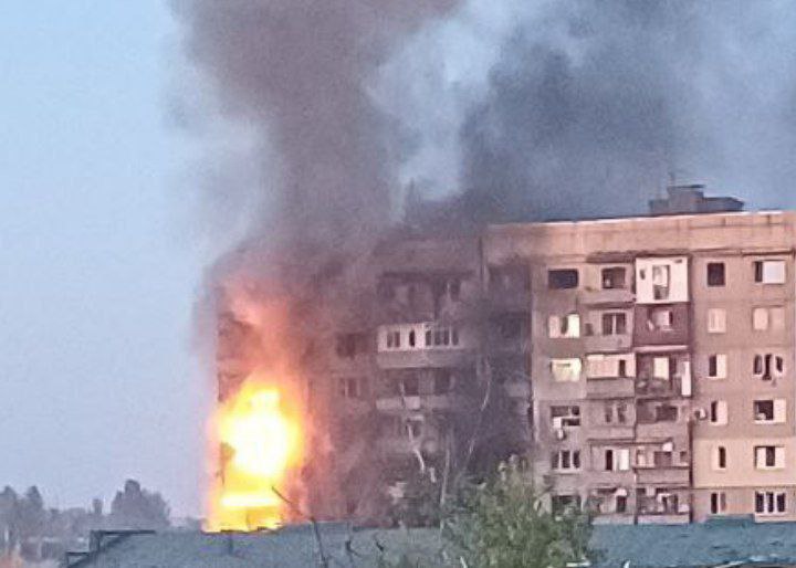 В Константиновке в результате российского обстрела горит жилой дом