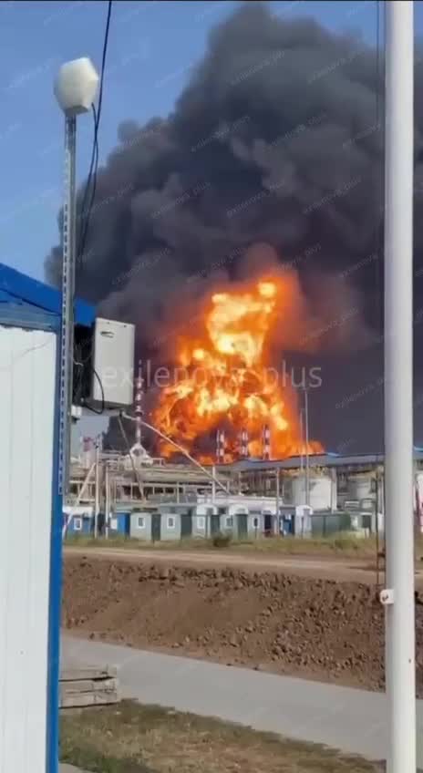 На Новошахтинском НПЗ горит пожар