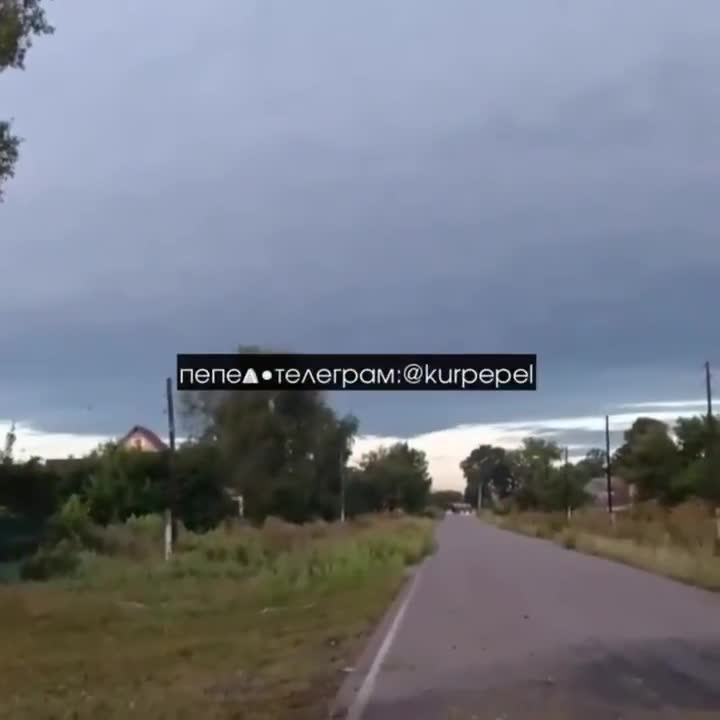 Российская авиация сбросила авиабомбу на село Карыж села Глушково Курской области, причинив значительный ущерб.