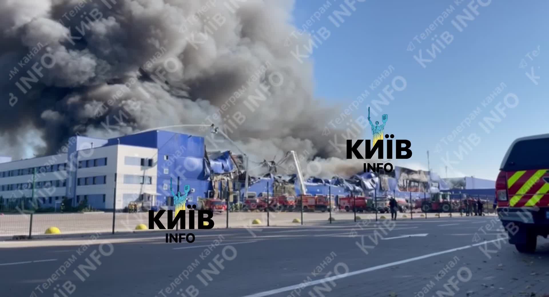 Région de Kyiv : le centre logistique d'Epicentre a été détruit. Après une frappe de drone russe, le bâtiment a été entièrement détruit.