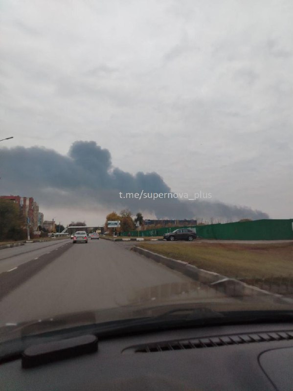 De la fumée s'élève au-dessus de la raffinerie de pétrole de Novokuybishveskiy après une attaque de drones pendant la nuit.
