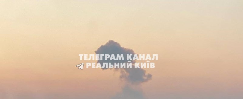 De la fumée s'élève à Kyiv après des explosions