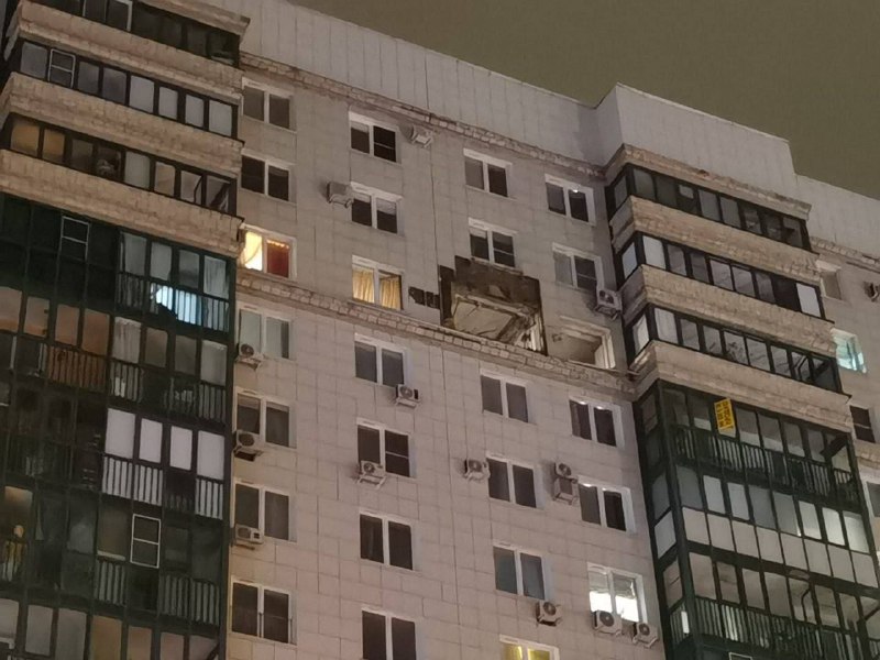 Dégâts à Krasnogorsk, dans la région de Moscou, lorsqu'un drone présumé s'est écrasé sur une maison résidentielle