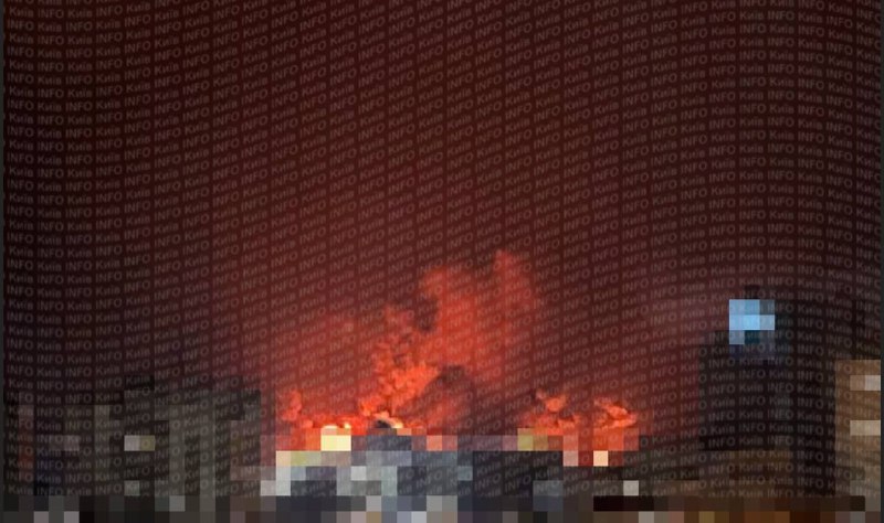 Un important incendie s'est déclaré dans les quartiers Darnitsky/Desniansky de Kyiv après une frappe de missile