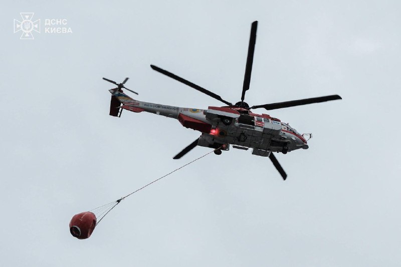 Les pompiers utilisent des hélicoptères pour éteindre les incendies à Kyiv