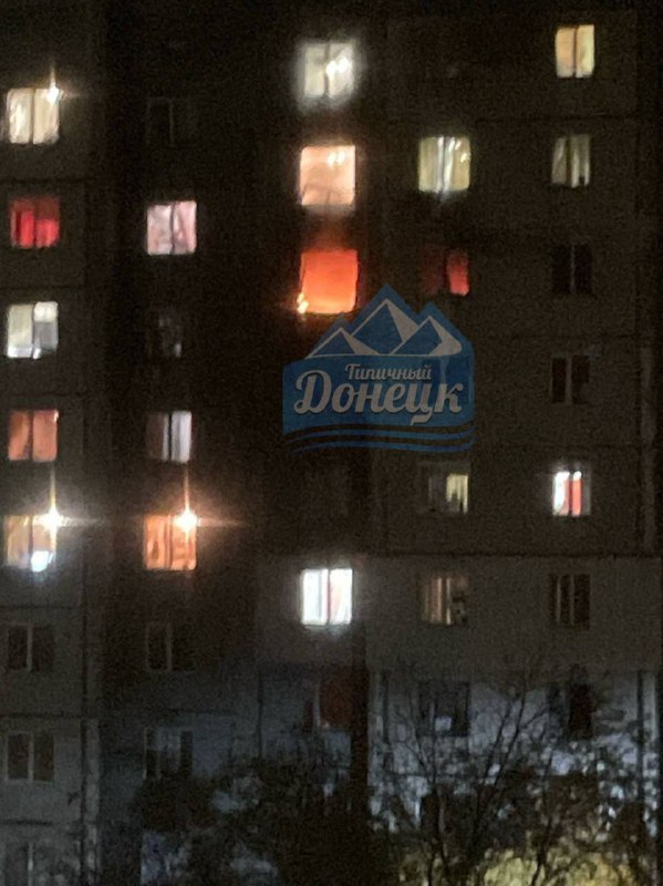 В Донецке дрон врезался в жилой дом