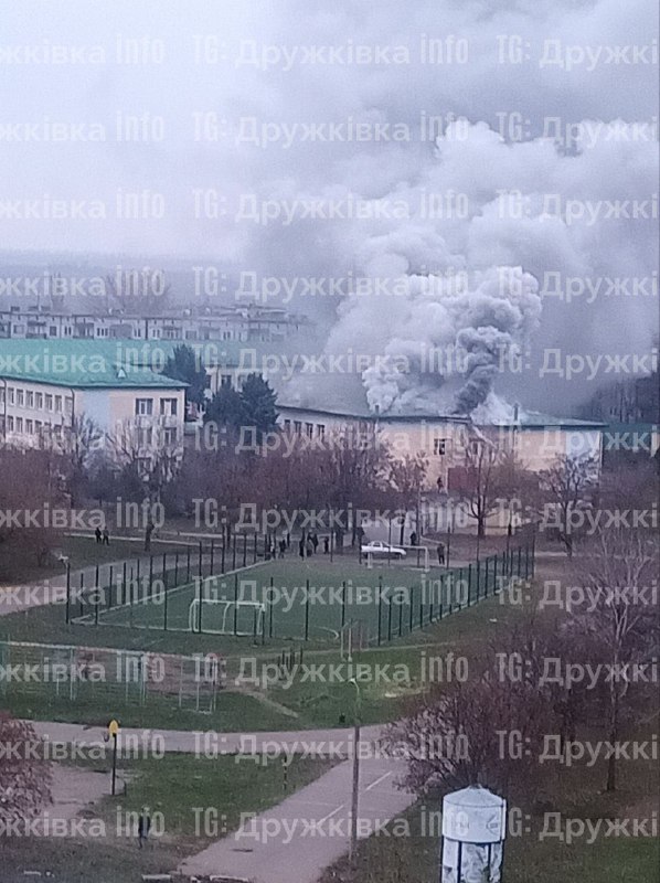 Une frappe de drone russe a ciblé une école à Druzhkivka, provoquant un incendie massif.