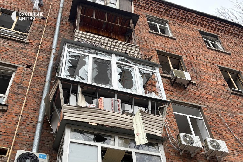 Внаслідок нічного обстрілу російських військ у Дніпрі постраждали двоє людей