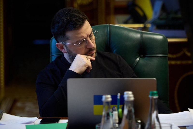 الرئيس زيلينسكي: أجرينا محادثة مشتركة مع الرئيس الفرنسي إيمانويل ماكرون، ورئيس وزراء المملكة المتحدة كير ستارمر، والمستشار الألماني فريدريش ميرز. ناقشنا خطة سلام لأوكرانيا وأوروبا بأكملها. نقدر جهود الولايات المتحدة الأمريكية والرئيس ترامب وفريقه لإنهاء هذه الحرب. نعمل على وثيقة أعدها الجانب الأمريكي. ينبغي أن تكون هذه خطة تضمن سلامًا حقيقيًا وكريمًا.