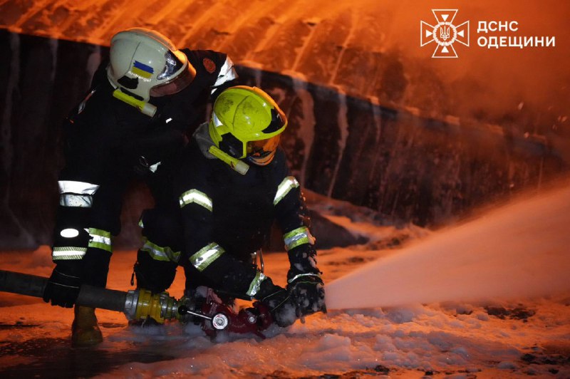 Зеленский: Наши спасатели сейчас работают в Киеве на местах российских ударов. Основной ночной удар России пришёлся по столице и области, в городе серьёзно пострадали жилые дома и гражданская инфраструктура. На данный момент известно о 13 пострадавших и шести погибших. Разрушения наблюдаются в Одесской области: удары наносились по портам, объектам продовольствия и инфраструктуре – военного смысла нет. Также удары наносились по Днепропетровской, Харьковской, Черниговской и Черкасской областям. Основные цели – объекты энергетики и всё, что обеспечивает нормальную жизнедеятельность. Всего россияне применили 22 ракеты различных типов, включая аэробаллистические, и более 460 беспилотников.