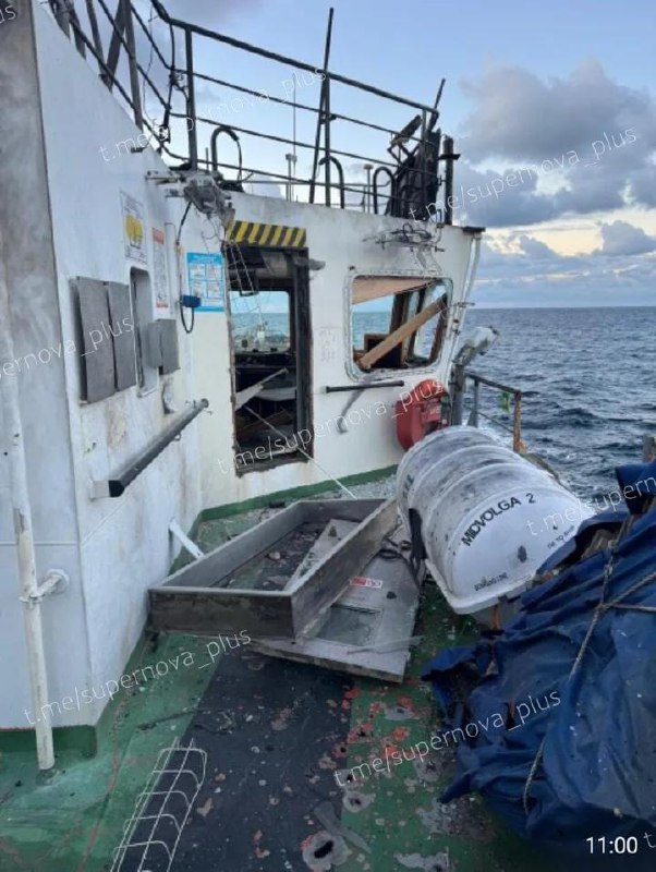 Dégâts sur le navire Midvolga-2 suite à une attaque présumée de drone