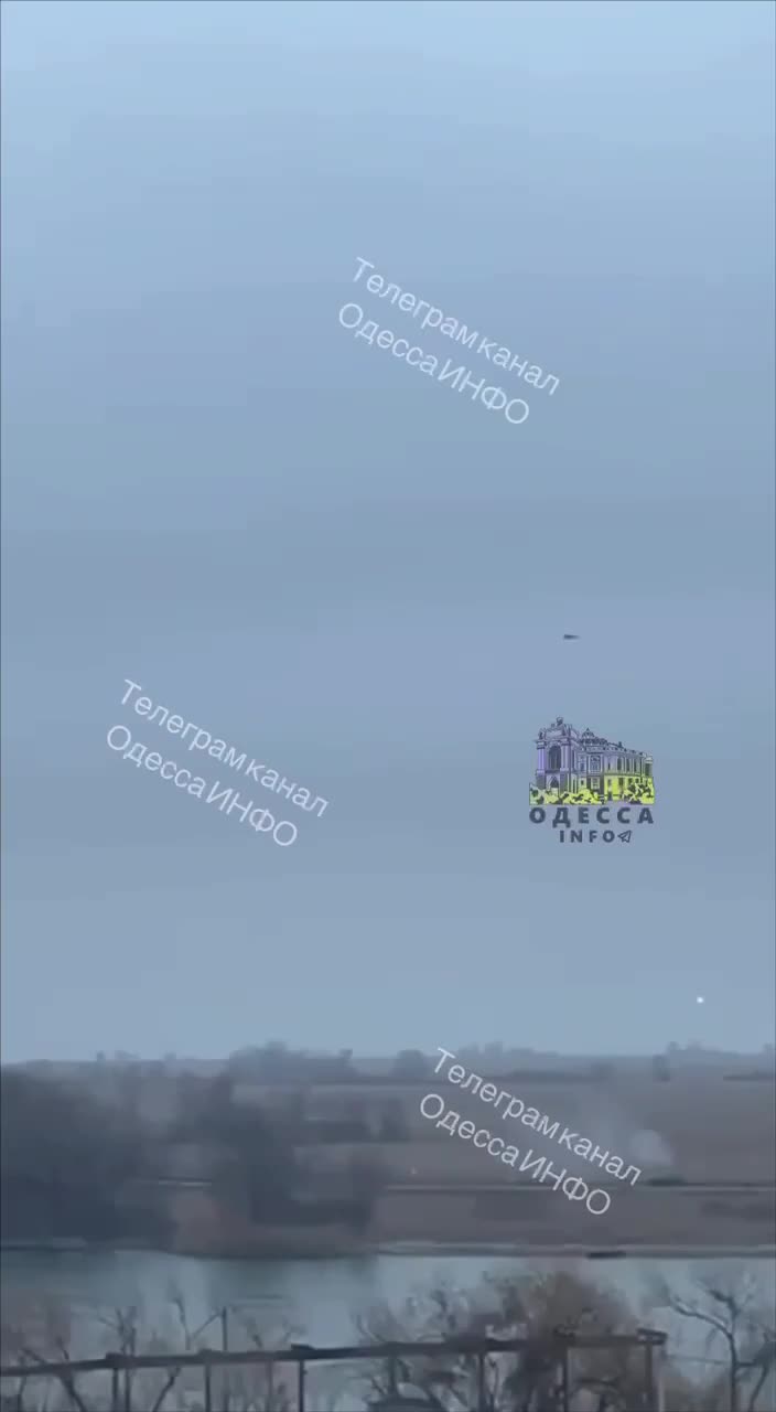 Беспилотник типа Шахед нанес удар по мосту в селе Майаки Одесской области.