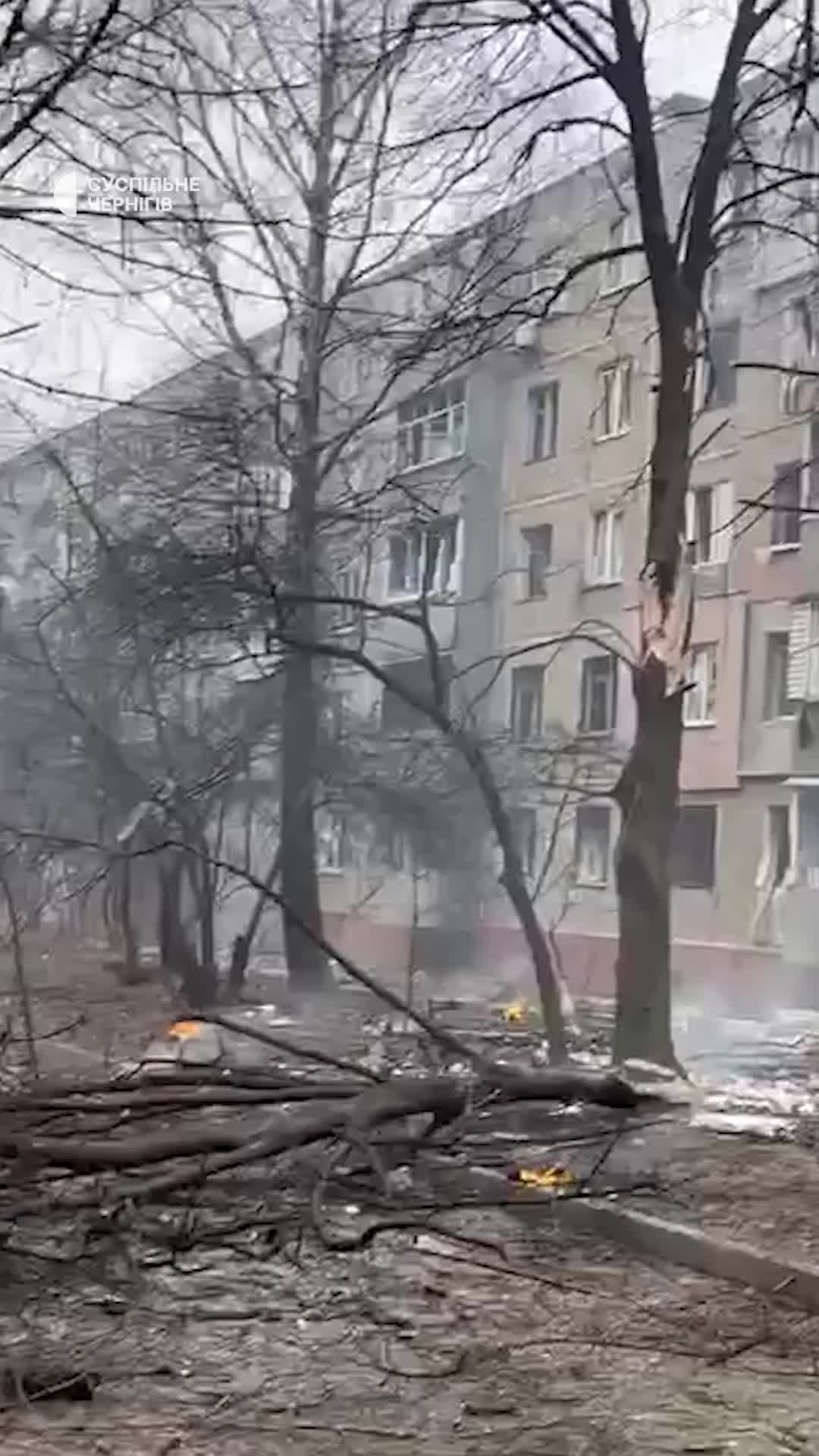 Беспилотник врезался в жилой дом в Чернигове.