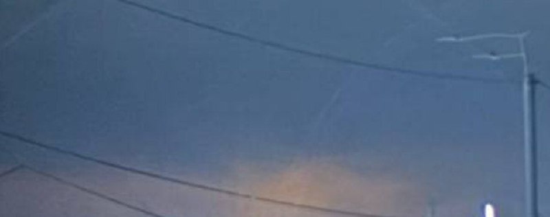 В городе Днепре поднимается дым после мощного взрыва.