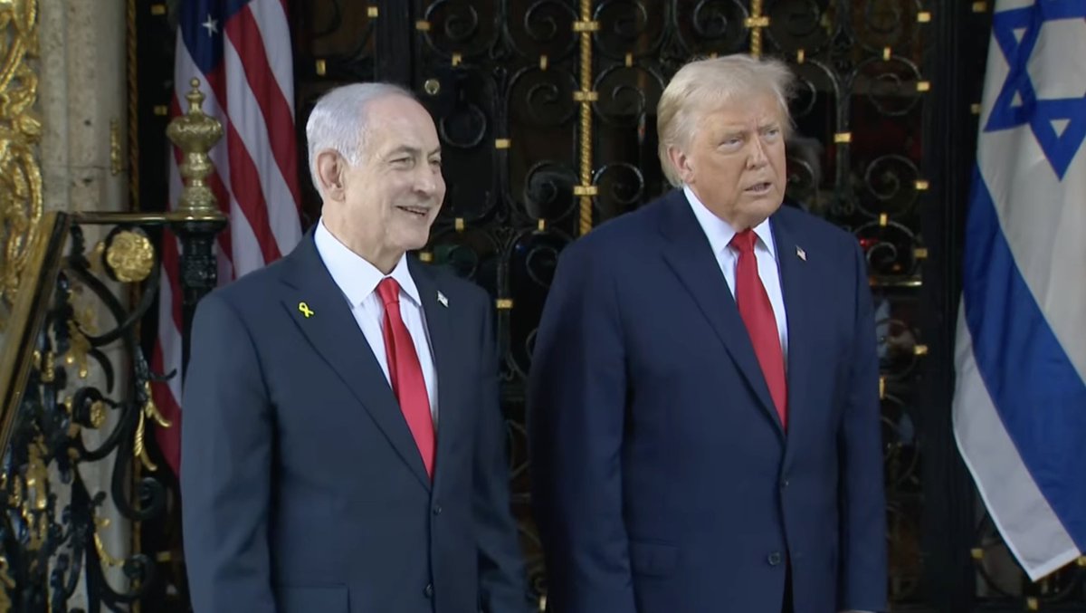 قال ترامب للصحافة: لا أعرف شيئاً عن ذلك [الهجوم الأوكراني المزعوم على مقر إقامة بوتين]. في الحقيقة، سمعت عنه للتو، لكنني لا أعرف عنه شيئاً. سيكون ذلك سيئاً للغاية، ولن يكون جيداً.