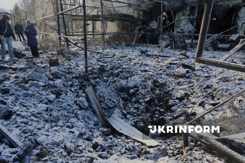 ألقت القوات الجوية الروسية قنبلة انزلاقية على حديقة حيوانات بالقرب من خاركيف، ما أسفر عن إصابة شخص واحد، ونفوق طيور، وتدمير بيت للأسود والنمور.