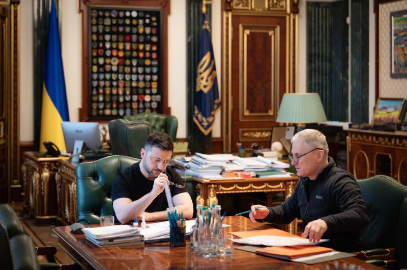 زيلينسكي: اعتبارًا من اليوم، سيواصل رئيس جهاز المخابرات الخارجية، أوليغ إيفاشينكو، خدمة دولتنا في منصب رئيس المخابرات العسكرية الأوكرانية. وأضاف الرئيس: سنواصل التركيز على تقليص الإمكانات الاقتصادية لروسيا: فكلما قلّت مكاسب المعتدي، زادت فرص الدبلوماسية.