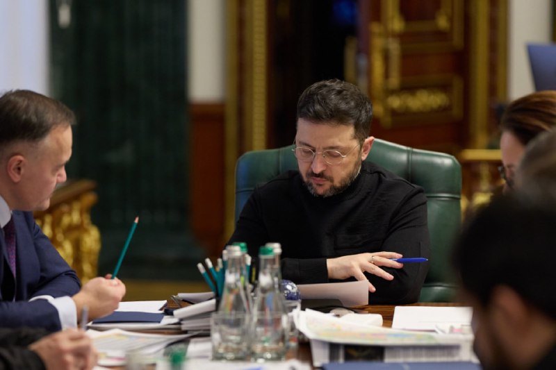 Президент Зеленский: В энергетическом секторе будет объявлено чрезвычайное положение.