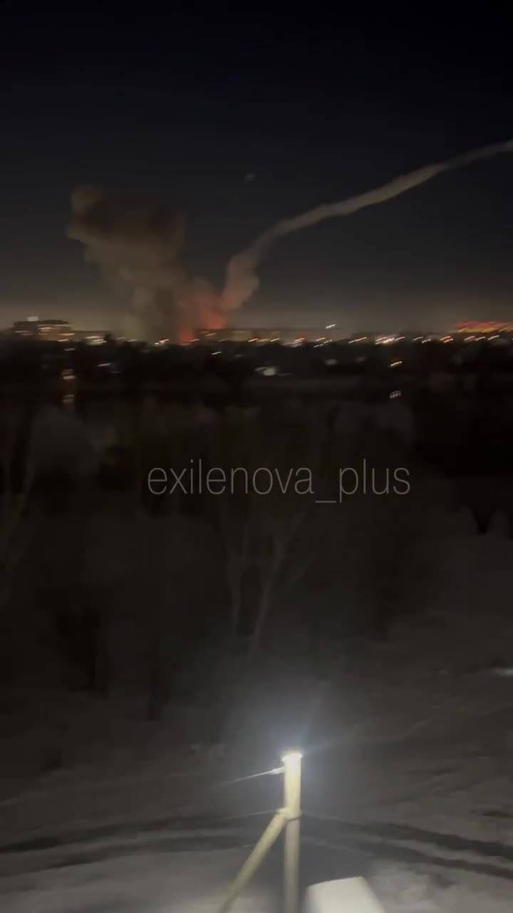 Violentas explosiones en Afipskiy, Krai de Krasnodar, se observan rastros de misiles de defensa aérea.