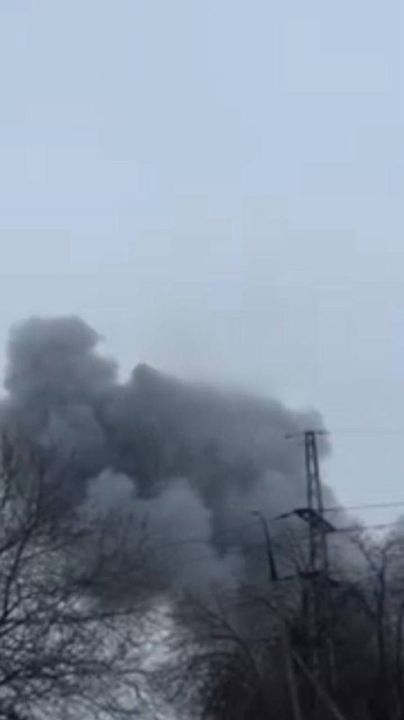 De la fumée s'élève au-dessus de Kryvyi Rih après une frappe de missile.
