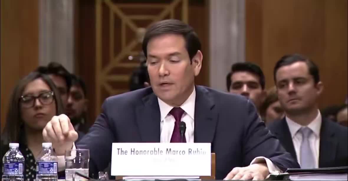 Rubio, yönetimin NATO politikasını savunarak, senatörlere ABD'nin güvence mekanizmasının Ukrayna için tek gerçek güvenlik garantisi olduğunu söyledi. Rubio: Güvenlik garantileri hakkında çok konuşuluyor ve Ukrayna örneğinde olduğu gibi bu konuda genel bir fikir birliği var. Ancak bu güvenlik garantileri temelde, başta Fransız olmak üzere bir avuç Avrupa askerinin İngiltere'ye konuşlandırılmasını ve ardından bir ABD güvence mekanizmasını içeriyor. Ama aslında güvenlik garantisi ABD güvence mekanizmasıdır. Bu, ABD güvence mekanizması olmadan anlamsızdır. Ve Avrupa'daki bazı ülkelerin savaş sonrası Ukrayna'ya asker yerleştirmeye istekli olduğunu küçümsemiyorum. Vurguladığım şey, ABD güvence mekanizması olmadan bunun anlamsız olduğudur ve bu kadar güçlü bir ABD güvence mekanizmasına ihtiyaç duyulmasının nedeni, müttefiklerimizin ve ortaklarımızın son 20-30 yıldır kendi savunma kapasitelerine yeterince yatırım yapmamış olmalarıdır. Umarım bu değişir. Umarım değişiyor ve bazı durumlarda, bazı ülkelerde zaten değişti. Ama bu göz ardı edemeyeceğimiz bir gerçektir.