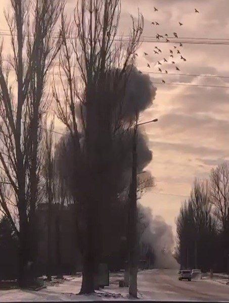 De la fumée s'élève à Sloviansk suite aux bombardements.