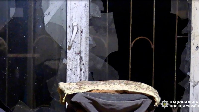 В результате взрыва гранаты в жилом доме в Киеве один человек погиб, еще один получил ранение.