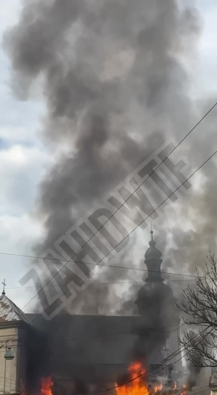 Incendio en la zona central de Lviv como consecuencia de un ataque con drones.