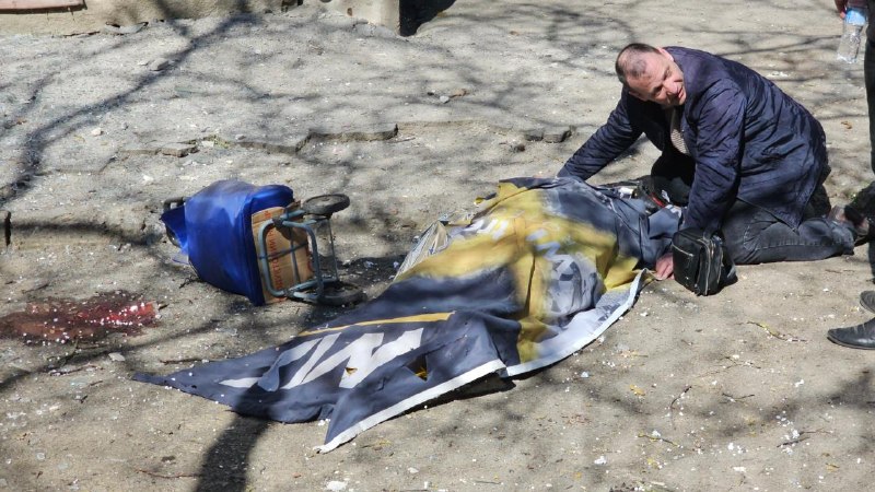 Un mort et trois blessés suite à des bombardements dans le district de Korabelny, à Kherson.