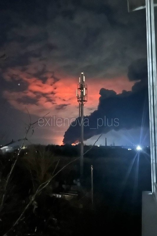 У Гуково Ростовської області повідомили про вибухи та пожежу після ударів дронів